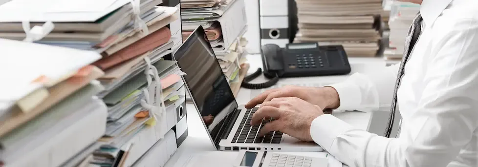 Imagen escribiendo al ordenador