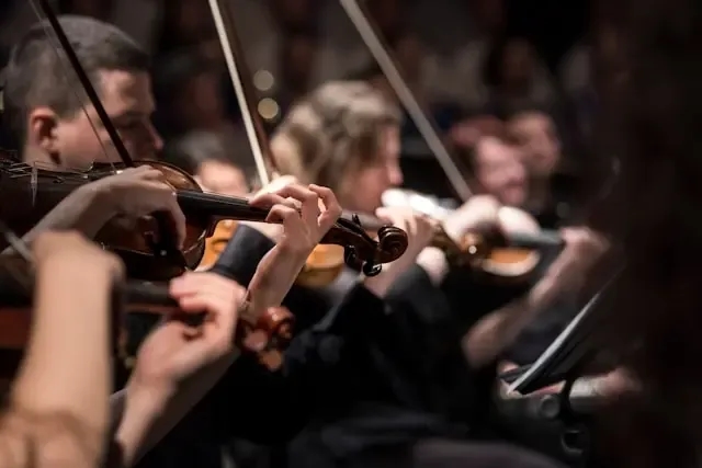 Tocando el violin en la orquesta.